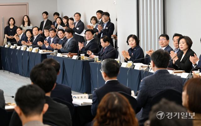 22일 시흥시 거북섬 웨이브엠호텔에서 열린 ‘경기도시장군수협의회 제9차 정기회의’에서 주광덕 협의회장(남양주 시장) 및 민선8기 지자체장 등이 회의를 진행하고 있다. 이날 협의회는 지난 16일 발생한 정명근 화성특례시장 폭행을 규탄하는 성명서를 발표했다. 김시범기자