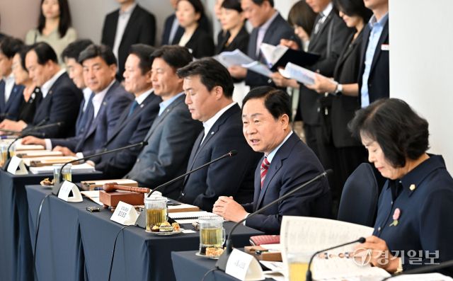 22일 시흥시 거북섬 웨이브엠호텔에서 열린 ‘경기도시장군수협의회 제9차 정기회의’에서 주광덕 협의회장(남양주 시장) 및 민선8기 지자체장 등이 회의를 진행하고 있다. 이날 협의회는 지난 16일 발생한 정명근 화성특례시장 폭행을 규탄하는 성명서를 발표했다. 김시범기자