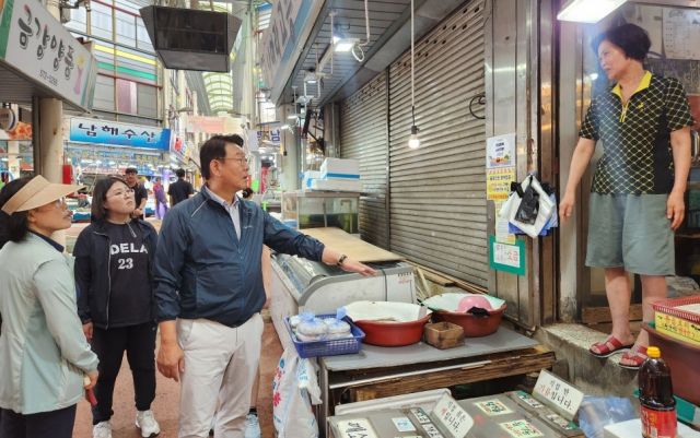 김교흥 국회 문화체육관광위원장(더불어민주당·인천 서구갑)이 지난 8월 집중호우로 피해를 당한 서구 강남시장과 정서진중앙시장 등을 돌며 상인들을 만나고 있다. 김교흥 의원실 제공