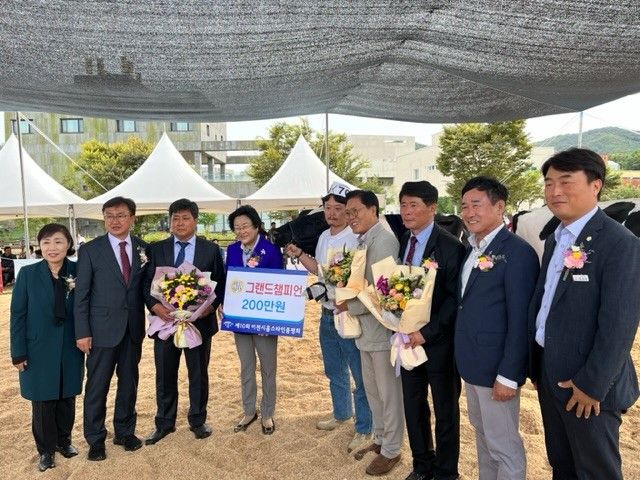 지난해 열린 이천시 홀스타인 품평회에서 김경희 시장과 송석준 국회의원 등이 챔피언을 차지한 농가들과 기념촬영을 하고 있다. 이천시 제공