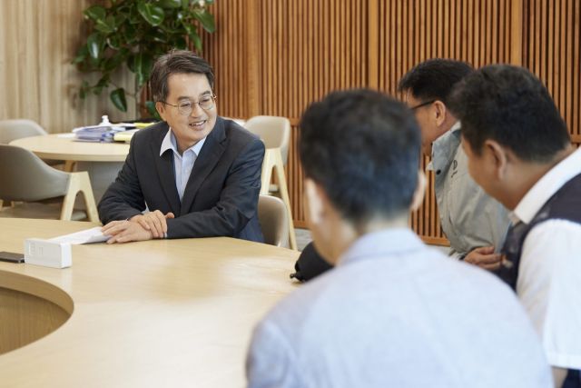 김동연 경기도지사가 22일 오전 자신의 집무실에 극저신용대출 이용자 3명을 초청해 간담회를 열고 이야기를 나누고 있다. 경기도 제공