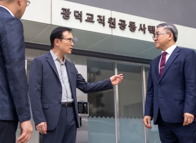 임태희 경기도교육감이 저경력 교직원을 위한 브리핑에 참석하고 안성교육지원청 관사를 방문하고 있다. 경기도교육청 제공