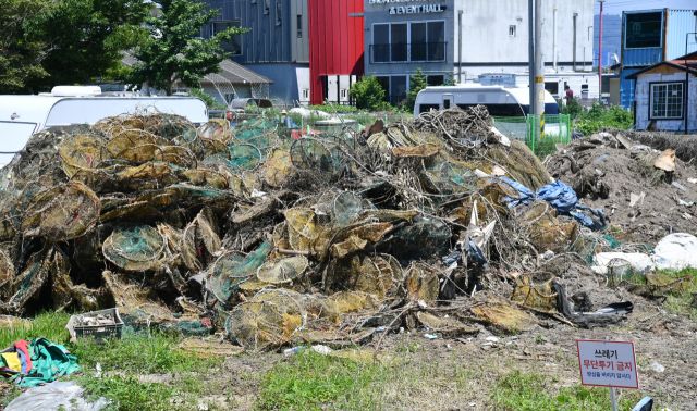 2021년 화성시 전곡항 일대에 폐어구, 밧줄, 스티로폼 등 각종 해양쓰레기들이 버려져 있다. 경기일보 DB
