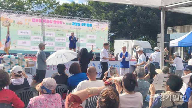 20일 지영체육공원에서 열린 ‘제1회 고봉동 어울림 한마당’ 축제에서 초대가수 유경의 축하공연이 펼쳐지고 있다. 신진욱기자