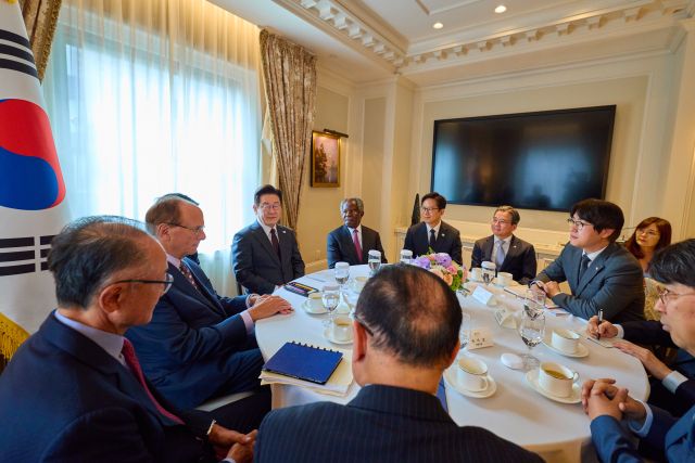유엔총회 참석차 미국을 방문한 이재명 대통령이 22일(현지시간) 뉴욕의 한 호텔에서 래리 핑크 세계경제포럼 의장을 접견하고 있다. [재판매 및 DB 금지] [공동취재] 연합뉴스