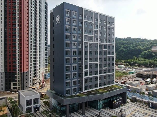 현대엔지니어링이 준공한 국내 최고층 모듈러 주택인 용인 영덕 경기행복주택. 현대엔지니어링