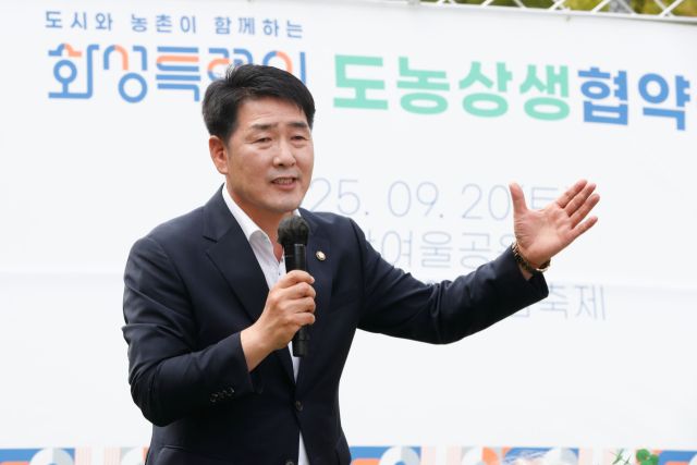 배정수 화성특례시의회 의장이 최근 동탄여울공원 음악분수 일원에서 열린 제3회 화성시 도농어울림 축제에서 축사를 하고 있다. 화성특례시의회 제공