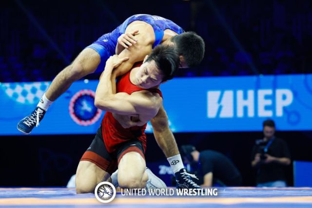 수원시청 정한재가 22일(한국시간) 열린 ‘2025 세계레슬링연맹 세계선수권대회’ 남자 그레코로만형 63㎏급 결승에서 아이티안 칼마크아노프(우즈베키스탄)를 상대로 기술을 시도하고 있다. 세계레슬링연맹
