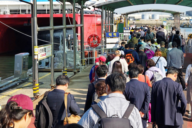 인천 시민들이 인천 중구 연안부두에서 i-바다패스를 통해 백령도행 여객선을 타러 입장하고 있다. 인천시 제공