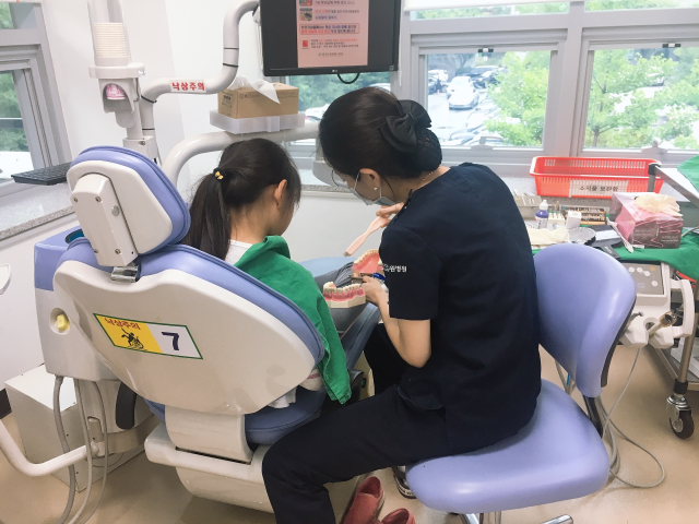 수원병원에서 치과주치의사업 진료가 진행되고 있다. 경기도 제공