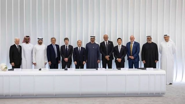 ▲올해 5월 26일 아랍에미리트 아부다비에 신설되는 '스타게이트 UAE' 구축을 위한 기술 파트너에 엔비디아가 참여하며 관계자들과 기념촬영을 하고 있다. 엔비디아