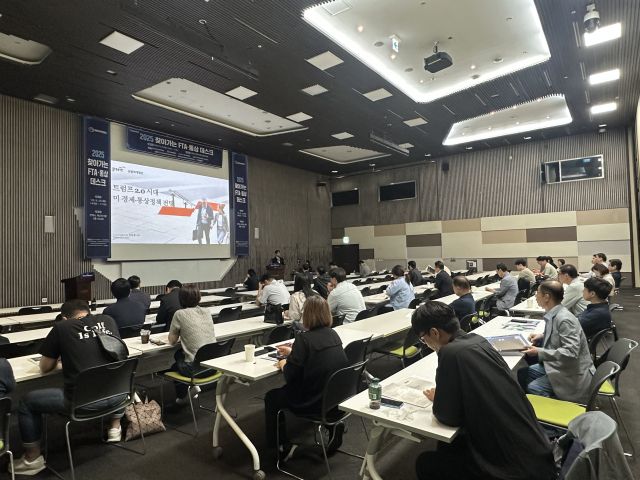 경기북서부FTA통상진흥센터가 23일 킨텍스에서 개최한 ‘찾아가는 FTA‧통상 데스크’에 참석한 관계자들이 설명을 듣고 있다. 경기북서부FTA통상진흥센터 제공
