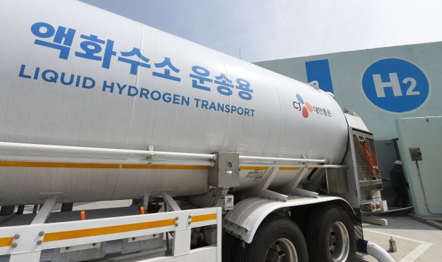 2024년 4월17일 인천 가좌 액화수소충전소 준공식에서 한 액화수소 운송용 차량이 대기하고 있다. 인천시 제공
