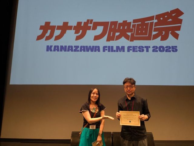 지난 22일 일본 가나자와영화제 국제경쟁부문에서 각본상을 수상한 독립영화 ‘원안에 사람들’의 임철빈 감독이 기념촬영을 하고 있다. ‘원만네’ 제공
