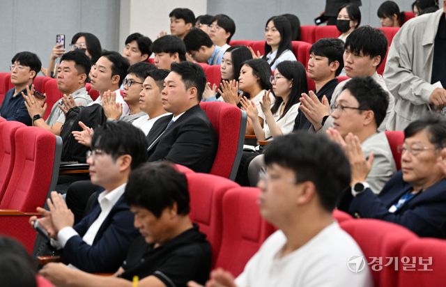 23일 오후 경기대학교 종합강의동에서 열린 '전세사기 제로 퀴즈대회'에서 학생, 사회초년생 등 참석자들이 퀴즈를 풀고 있다. 이번 행사는 경기도와 경기대 자산관리학과가 공동 주최했다. 김시범기자