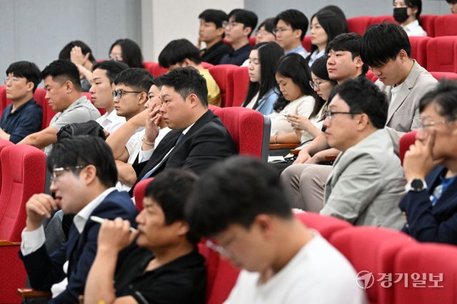 23일 오후 경기대학교 종합강의동에서 열린 '전세사기 제로 퀴즈대회'에서 학생, 사회초년생 등 참석자들이 퀴즈를 풀고 있다. 이번 행사는 경기도와 경기대 자산관리학과가 공동 주최했다. 김시범기자