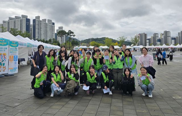 경인여자대학교 간호보건계열 학생들이 ‘2025 서구민 화합 건강한마당’ 행사에 참여, 봉사활동을 벌인 뒤 기념촬영을 하고 있다. 경인여자대학교 제공