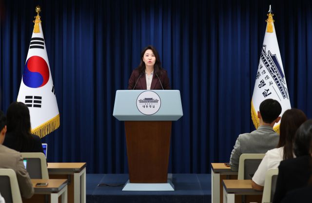 강유정 대통령실 대변인이 18일 서울 용산 대통령실에서 금일 진행된 대통령 주재 수석보좌관회의 관련 브리핑을 하고 있다. 연합뉴스