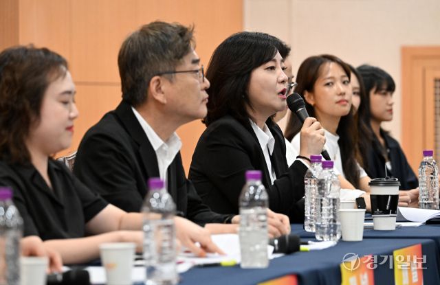 23일 오후 경기대학교 종합강의동에서 열린 '전세사기 제로 퀴즈대회'에서 전문가로 구성된 패널들이 전세사기 관련 질의·응답을 하고 있다. 이번 행사는 경기도와 경기대 자산관리학과가 공동 주최했다. 김시범기자