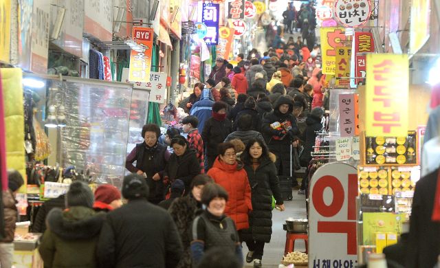 인천 용현시장에서 장을 보는 사람들. 경기일보 DB