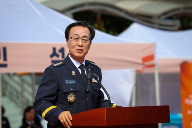 심동남 강화의용소방대 연합회장이 최근 강화공설운동장에서 열린 ‘제26회 소방기술 경연대회’에서 인사말을 하고 있다. 강화의용소방대 제공