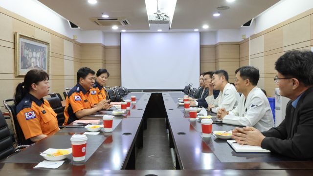 안양소방서(서장 김지한)는 지난 23일 안양샘병원에서 추석 연휴를 앞두고 응급환자 대응 강화를 위한 지역응급의료협의체를 열었다. 안양소방서 제공.