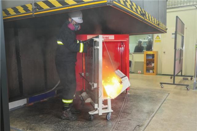 한국철도기술연구원이 휴대형 보조 배터리 화재를 차량 내에서 즉시 처리하는 ‘차량용 화이어큐브 미니’를 설명하며 배터리 화재에 대한 대응 및 시연하고 있다. 한국철도기술연구원 제공