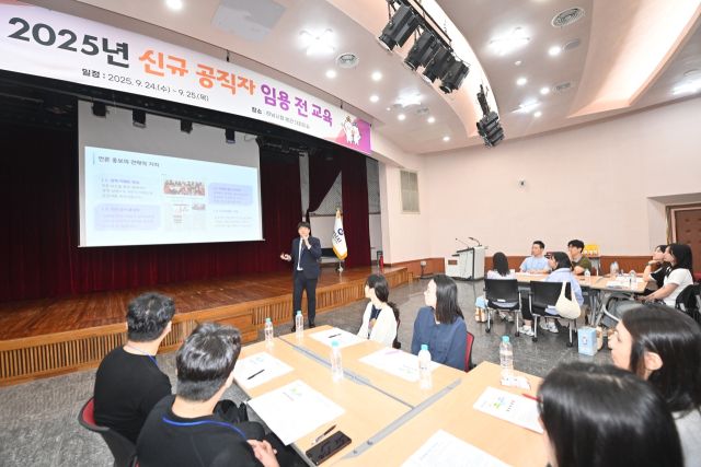 하남시 공보담당관 소속 이광희 주무관이 25일 새내기 공무원을 대상으로 한 보도자료 작성법 등 직무 교육을 실시했다. 하남시 제공