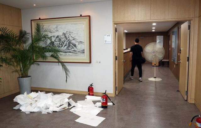 25일 오후 6시 25분께 정부세종청사 고용노동부 6층 장관실 일대에서 인화물질을 들고 찾아와 불을 붙이려 한 A(50대)씨가 경찰에 체포됐다. 사진은 장관실 입구에 뿌려진 인화물질을 닦은 휴지가 쌓여 있는 모습. 연합뉴스