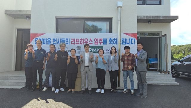 김포경찰서 생활안전연합회와 은빛마을 관계자들이 생칠품을 전달하며 기념사진을 촬영하고 있다. 김포경찰서 생활안전연합회 제공