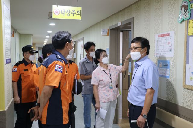 광명소방서 관계자들이 지난 24일 광명 효요양병원을 찾아 주요 소방시설의 정상 작동 여부를 확인하고 있다. 광명소방서 제공
