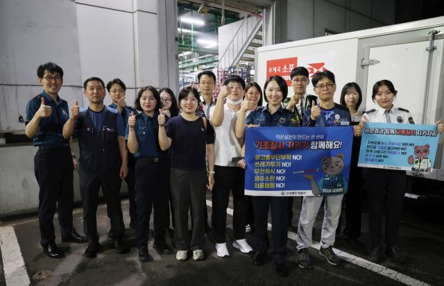 안양동안경찰서(총경 이원일)가 다가오는 추석명절을 앞두고 소포배달원을 대상으로 한 범죄예방 교육과 기초질서 홍보활동을 벌였다. 안양동안경찰서 제공.