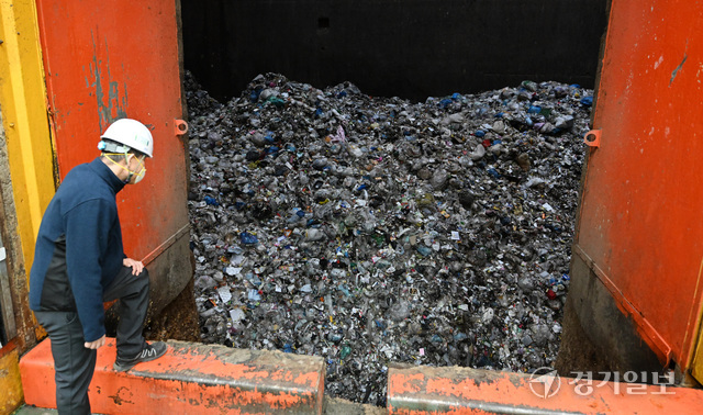 인천시의 한 소각장에 쓰레기가 쌓여 있다. 경기일보DB