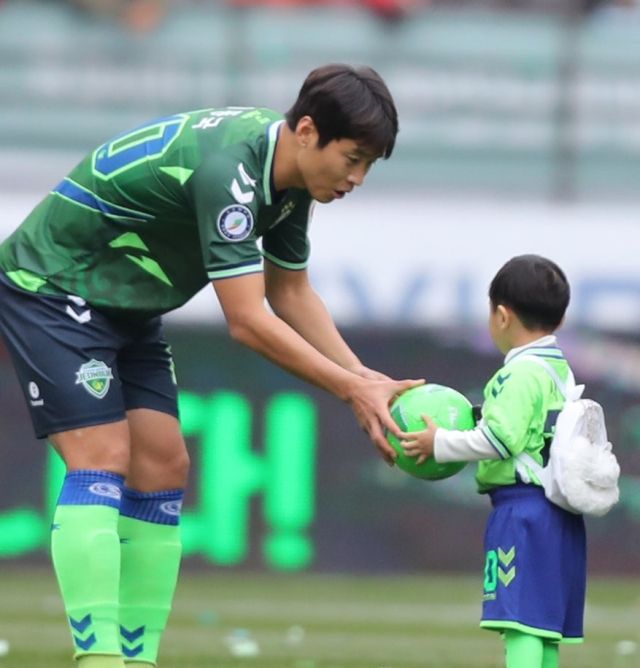 2017년 11월19일 전주월드컵경기장에서 열린 K리그 클래식 최종 38라운드 전북 현대와 수원 삼성 경기에 앞서 이동국과 아들 이시안군이 시축 준비를 하고 있다. 연합뉴스