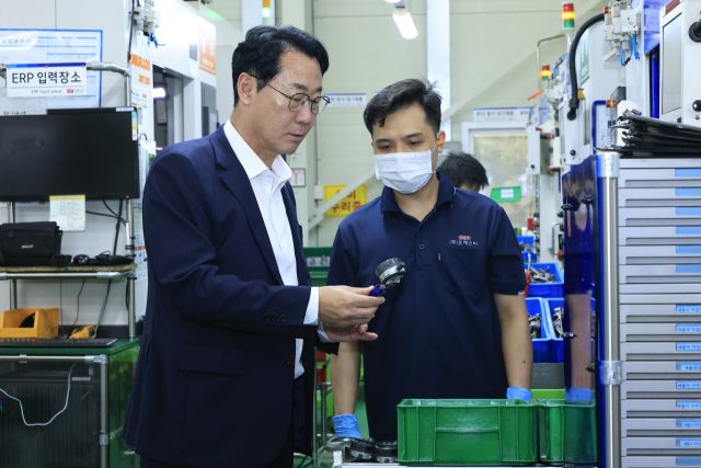 정명근 화성특례시장이 25일 ㈜오에스티 작업장에서 현장을 점검하고 있다. 화성특례시 제공