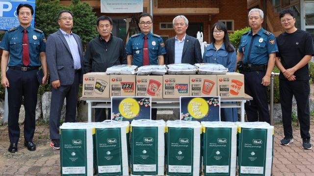 포천경찰서 한상구 서장은 추석 명절을 앞두고 경찰발전협의회 박용수 회장·교통질서추진위원회 이두원 회장 등과 함께 지역 사회복지시설 ‘가나안의 집’을 찾아 위문품을 전달했다.포천경찰서제공