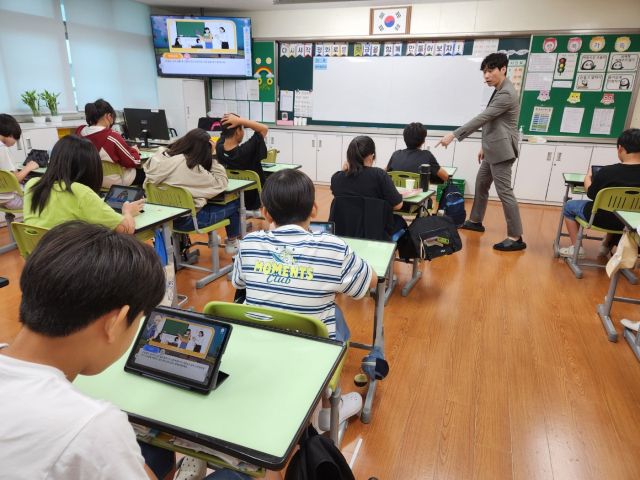 수원교육지원청이 24일 관내 조원초등학교 6학년 학생들을 대상으로 ‘메타버스 기반 학교로 찾아가는 교육활동 침해행위 예방교육’을 실시했다. 수원교육지원청 제공