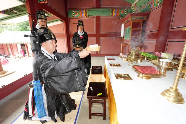 광주시는 25일 남한산성 숭렬전에서 백제를 창건한 온조왕의 개국 의지와 남한산성 축성 총책임자인 이서 장군의 호국정신을 기리는 숭렬전 추계 제향을 봉행했다.(광주시제공)