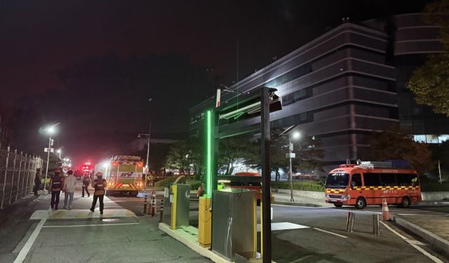 대정 국가정보자원관리원 화재 현장에서 소방당국이 진화작업을 벌이는 모습. 연합뉴스