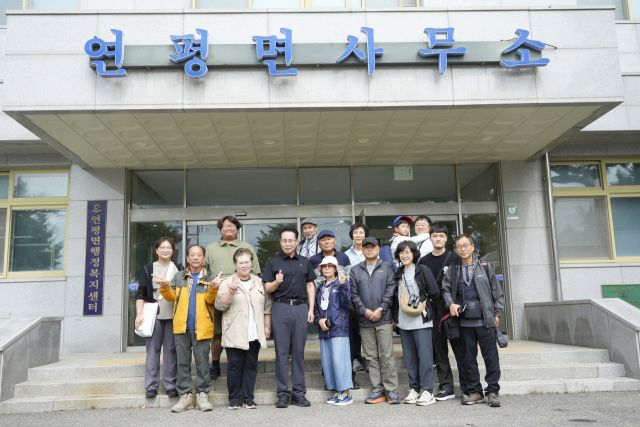 인천지속가능발전협의회가 최근 연평어촌계, 지역 환경 단체들과 철새 서식지인 옹진군 연평면 구지도에서 환경정화 활동을 한 뒤 기념사진을 촬영하고 있다. 인천지속협 제공