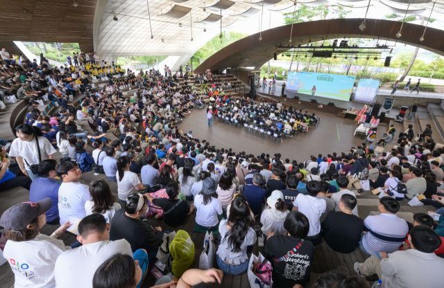 25일 오후 수원특례시 광교호수공원 마당극장에서 열린 '제14회 장애인과 비장애인이 함께하는 걷기대회'에서 김동연 경기도지사의 부인인 정우영 여사, 한해영 수원시장애인종합복지관장 등 참석자들이 기념촬영을 하고 있다. 윤원규기자