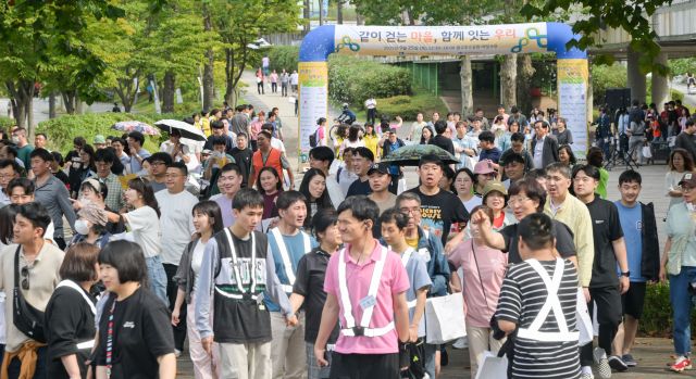 25일 오후 수원특례시 광교호수공원 마당극장에서 열린 '제14회 장애인과 비장애인이 함께하는 걷기대회'에서 참석자들이 힘차게 출발하고 있다. 윤원규기자