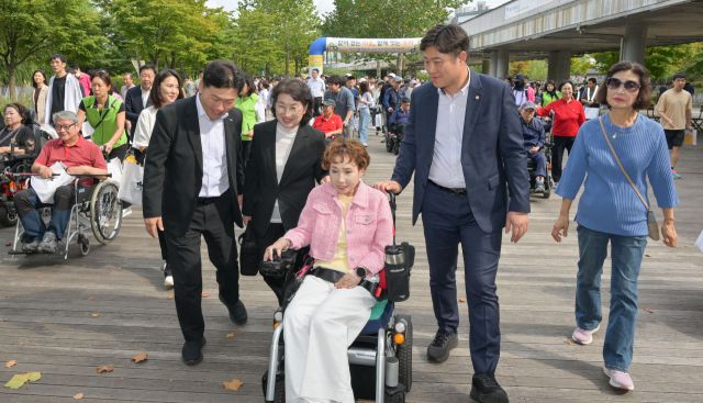 25일 오후 수원특례시 광교호수공원 마당극장에서 열린 '제14회 장애인과 비장애인이 함께하는 걷기대회'에서 김동연 경기도지사의 부인인 정우영 여사 등 참석자들이 힘차게 출발하고 있다. 윤원규기자