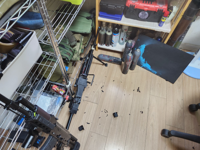 26일 오후 인천 부평구 부평동 모 아파트에서 충전식 압축가스통이 폭발하는 사고가 났다. 사진은 폭발 현장 모습. 인천소방본부 제공