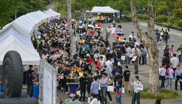 25일 오후 수원특례시 광교호수공원 마당극장에서 열린 '제14회 장애인과 비장애인이 함께하는 걷기대회'에서 다양한 부스를 체험하고 있다. 윤원규기자