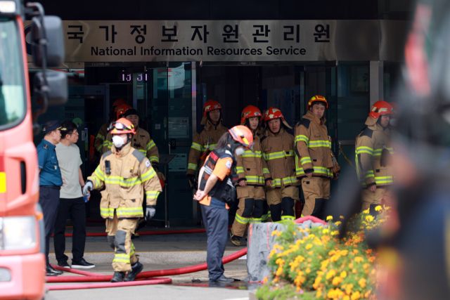 27일 대전 유성구 국가정보자원관리원(국정자원)에서 소방대원이 불에 탄 배터리를 살피고 있다. 전날 정부 전산시스템이 있는 국정자원에서 무정전·전원 장치용 리튬이온 배터리 화재가 발생해 정부 전산 서비스가 대규모로 마비됐다. 연합뉴스