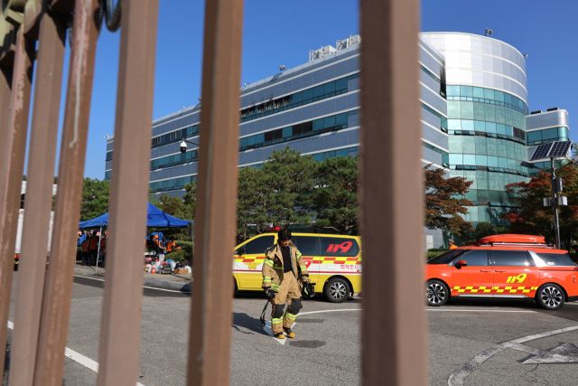 대전 유성구 국가정보자원관리원에서 리튬이온 배터리 폭발로 화재가 발생한 가운데 27일 새벽 불길을 잡은 소방 당국이 현장 통제를 진행하고 있다. 연합뉴스