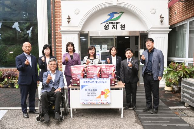 화성시의회 문화복지위, 지역 복지시설 방문해 위문품 전달