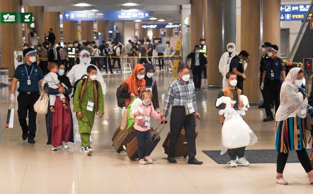 한국을 도왔던 아프가니스탄 협력자와 그 가족들이 우리 공군 수송기 편으로 인천공항에 도착해 입국장을 빠져 나오고 있다. 경기일보DB