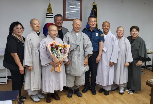 고성한 인천 강화경찰서장(오른쪽에서 네번째)과 전등사 주지 여암 스님(왼쪽에서 다섯번째) 등이 경승 위촉식을 마친 뒤 기념촬영을 하고 있다. 조향래 기자